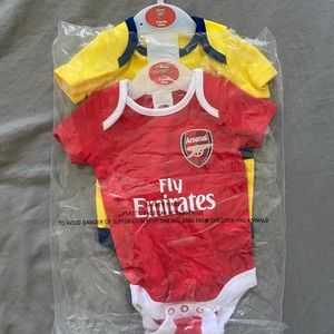 NWT Arsenal baby onesie set